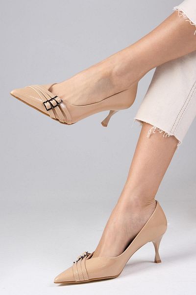 Mio Gusto Shirley Nudefarbene Lackleder-Schuhe mit spitzer Zehenpartie und Schnallenzubehör