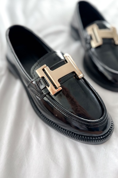 Shoebutik Чорні шкіряні туфлі з пряжкою для жінок