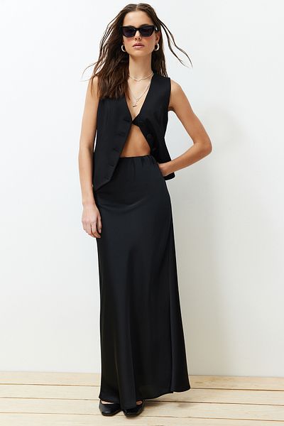 Trendyol Collection Schwarzer Maxi-Webrock in Fischform aus Satin TWOSS24ET00120