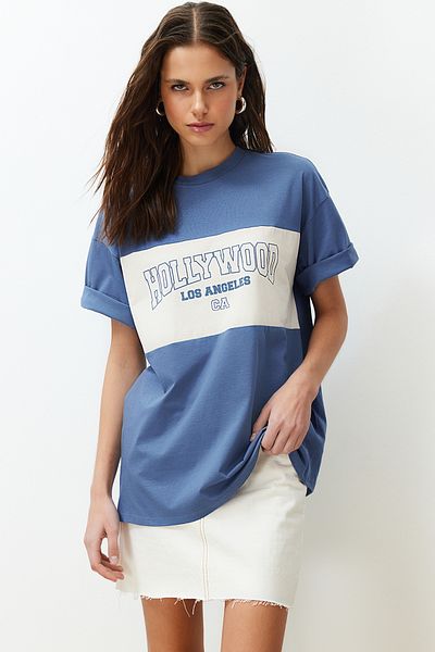 Trendyol Collection Indigofarbenes, übergroßes/weit geschnittenes Strick-T-Shirt aus 100 % Baumwolle mit Farbblockierung und City-Print TWOSS24TS00079