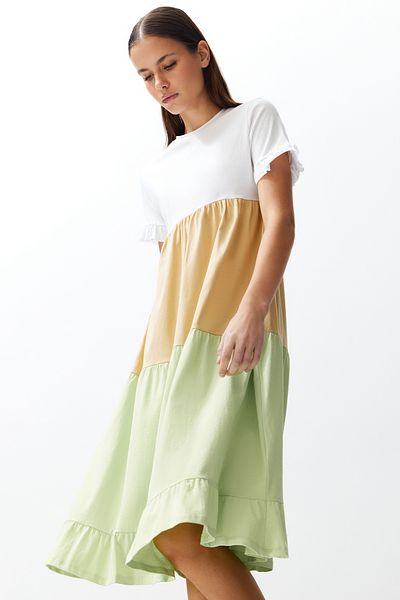 Trendyol Collection Mehrfarbiges, kurzärmliges Strick-T-Shirt-Kleid in A-Linie/Glockenform mit Rundhalsausschnitt und Farbblock TWOSS24EL00192