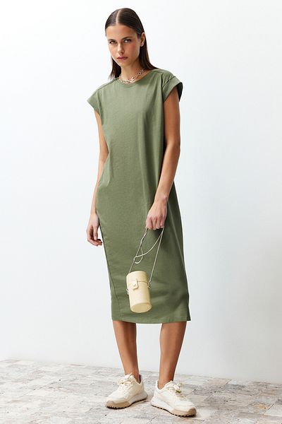 Trendyol Collection Khakifarbenes, schlichtes T-Shirt-Kleid aus 100 % Baumwolle, Midi-Midikleid mit Mondärmeln, bequemer Schnitt und TWOSS24EL00126