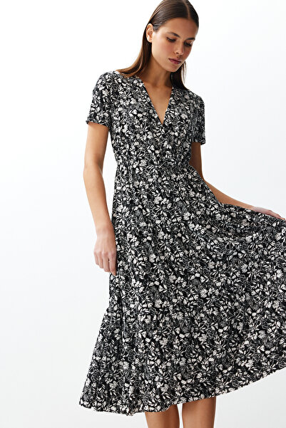 Trendyol Collection Pružné žebrované dvouřadé skater šaty – černé květinové TWOSS24EL00417