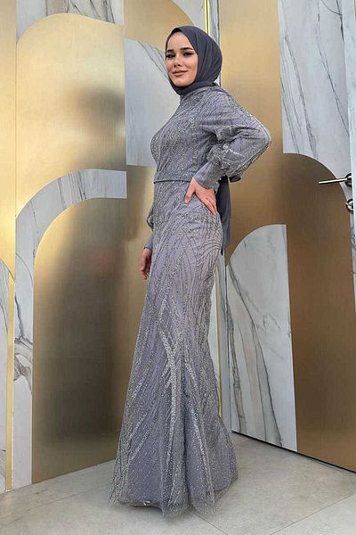 Bym Fashion Gemustertes Netz-Abendkleid mit Taillengürtel 1139 Grau