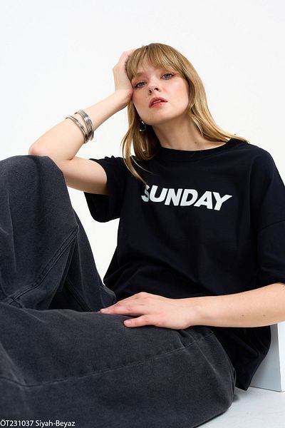 Laluvia Schwarzes Basic T-Shirt mit Sunday-Schriftzug