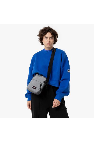 Eastpak ПО-ГОЛЯМАТА НЕДЕЛЯ СИВА МИНИ ЧАНТА