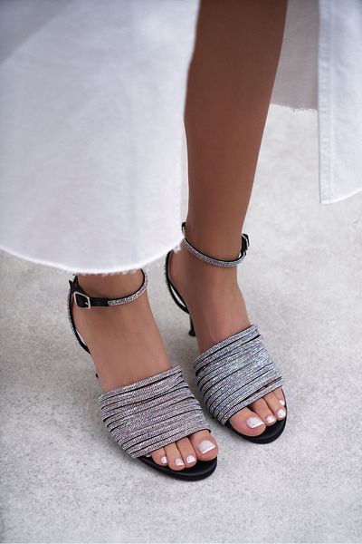 NİŞANTAŞI SHOES Sommerliche Damen-Sandalen mit Absatz und Knöchelbindung aus schwarzem Satin mit Steindetail