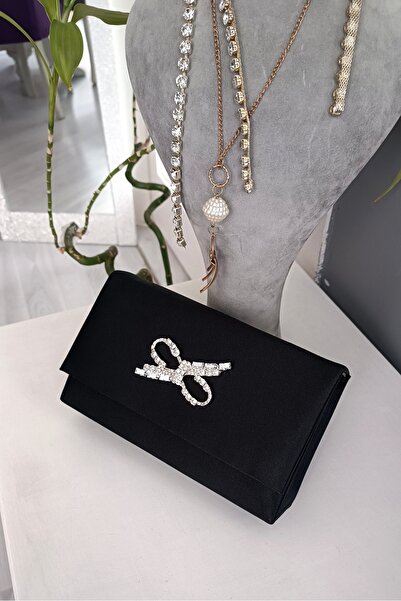 LA CALZATURE حقيبة نسائية بفيونكة من الساتان الأسود مرصعة بأحجار مستطيلة ومغطاة بالصندوق