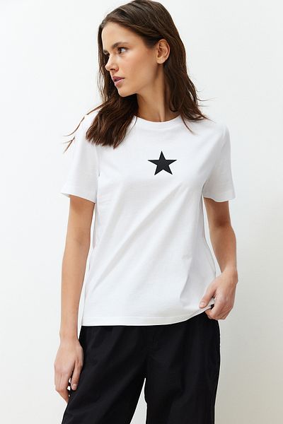 Trendyol Collection Fehér, 100% pamut csillag nyomott normál/reguláris szabású nyakú, kötött póló TWOSS24TS00095
