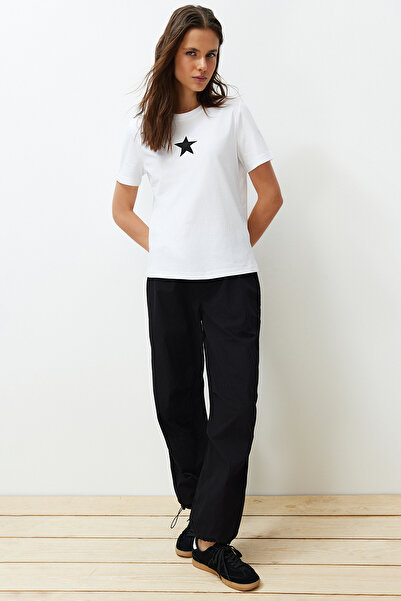 Trendyol Collection Λευκό 100% βαμβακερό μπλουζάκι με στάμπα με κανονική/κανονική εφαρμογή με λαιμόκοψη TWOSS24TS00095