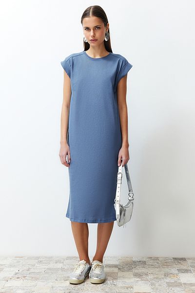 Trendyol Collection Indigofarbenes, schlichtes T-Shirt-Kleid aus 100 % Baumwolle mit Mondärmeln, Shift-/Bequem geschnittenes Midi-Midikleid TWOSS24EL00126