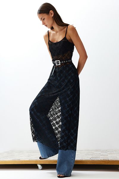 Trendyol Collection Pružné krajkové šaty na maxi tužku – nastavitelný popruh, černé TWOSS24EL00574