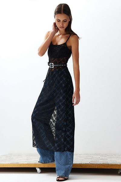 Trendyol Collection Pružné krajkové šaty na maxi tužku – nastavitelný popruh, černé TWOSS24EL00574