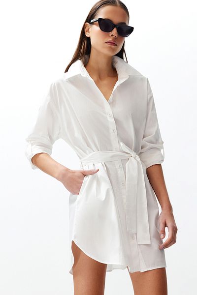 Trendyol Collection Λευκό ζωσμένο 100% βαμβακερό μίνι υφασμένο πουκάμισο φόρεμα TWOSS24EL00339