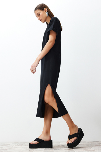 Trendyol Collection Černé obyčejné tričko šaty 100% bavlna Detail rozparku Posun/pohodlný střih Midi TWOSS24EL00140