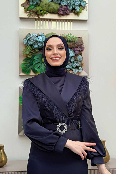 Bym Fashion Szatén estélyi ruha Feather Train öv kiegészítőkkel 3869 sötétkék