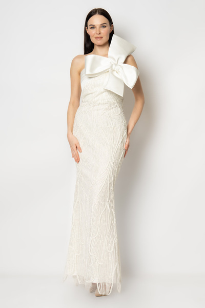 RENGIN Tek omuzdan büyük saten fiyonklu bedeni desenli abiye elbise