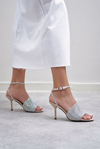 NİŞANTAŞI SHOES Nyári bézs szatén kőrészlettel bokakötős női sarkú szandál