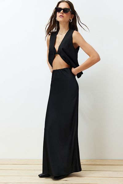 Trendyol Collection Schwarzer Maxi-Webrock in Fischform aus Satin TWOSS24ET00120