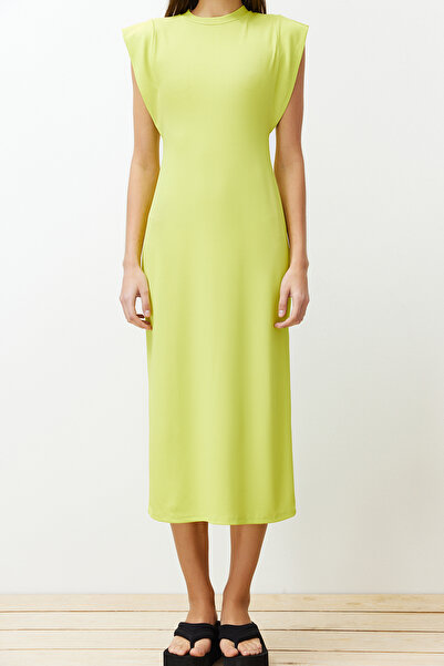 Trendyol Collection Limetkové vypasované měsíční rukávy žebrované pružné midi pletené tužkové šaty TWOSS24EL00187