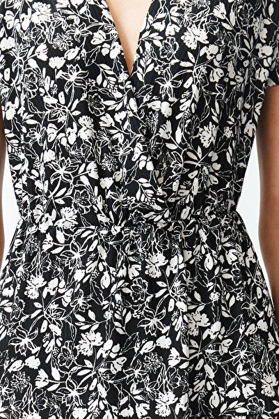 Trendyol Collection Pružné žebrované dvouřadé skater šaty – černé květinové TWOSS24EL00417