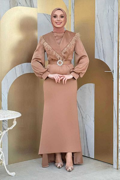 Bym Fashion Σατέν βραδινό φόρεμα με αξεσουάρ ζώνης τρένου με πούπουλο 3869 Mink