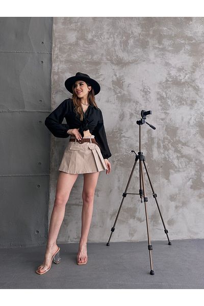 Fav Style Mini pantaloni scurți cu clapă în față plisate pentru femei, Bej nisip