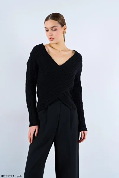 Liora Women's Black Double-breasted Collar Sweater