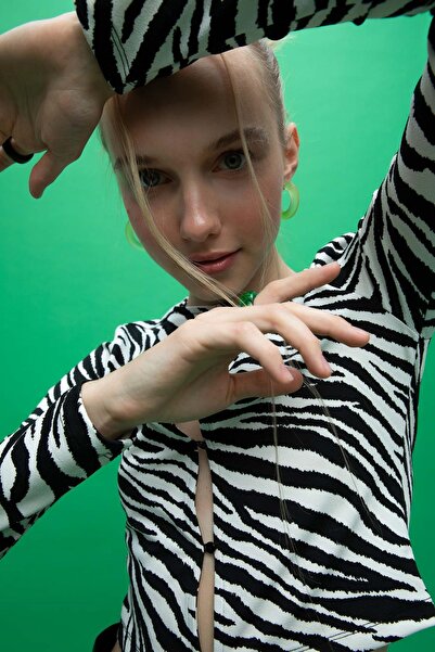 DeFacto Vypasované tričko Zebra s dlouhým rukávem a výstřihem Z1123az22au