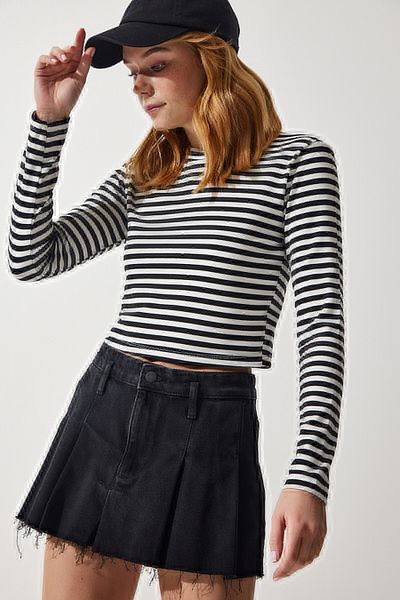 Happiness İstanbul Women's Black Crew Neck Striped Crop Knitted Blouse CR00424