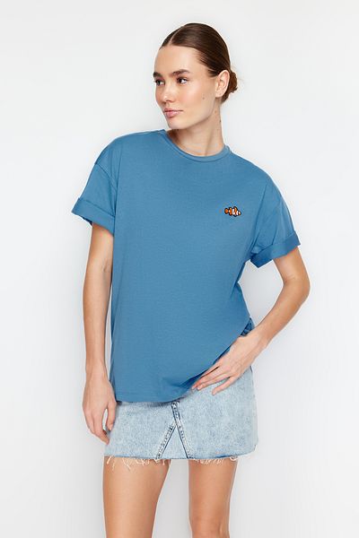 Trendyol Collection Indigo 100% bavlna Vyšívané Oversize/Wide Fit Pletené tričko s výstřihem TWOSS24TS00102