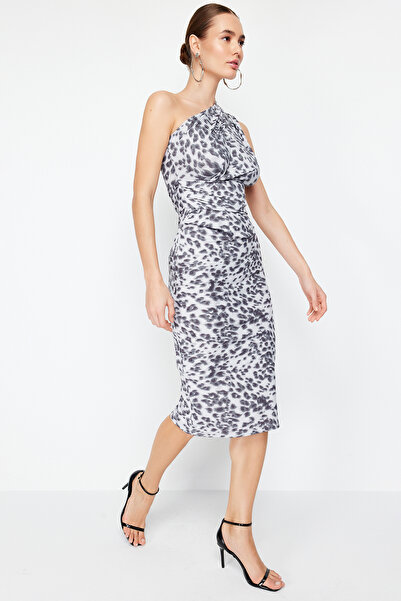 Trendyol Collection Šedé leopardí šaty na tělo přiléhavé na jedno rameno, asymetrické, podrobné pletené midi tužkové šaty TWOSS23EL02182