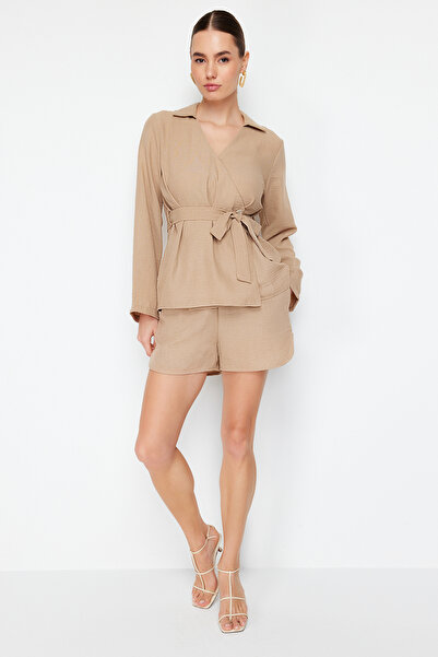 Trendyol Collection Βιζόν V-λαιμόκοψη διπλό υφαντό μπλούζα με λεπτομέρεια γραβάτας TWOSS24BZ00371