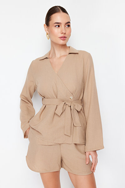 Trendyol Collection Βιζόν V-λαιμόκοψη διπλό υφαντό μπλούζα με λεπτομέρεια γραβάτας TWOSS24BZ00371