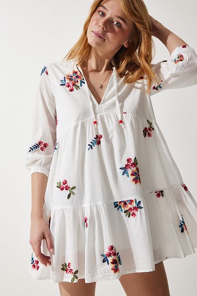 Happiness İstanbul Weißes besticktes Strickkleid mit V-Ausschnitt für Damen UB00254