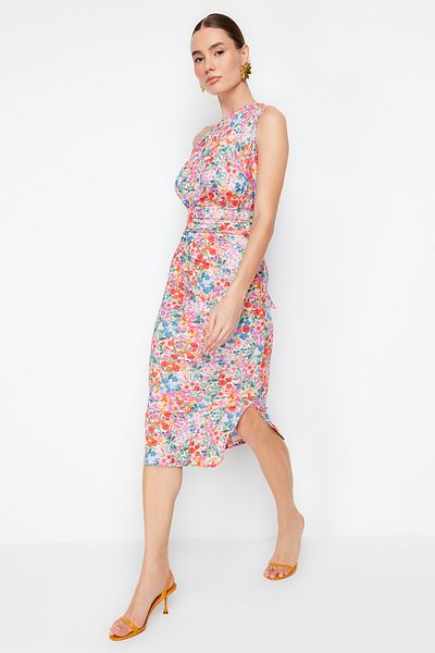 Trendyol Collection Mehrfarbiges tailliertes One-Shoulder-Midi-Bleistiftkleid aus Strick mit asymmetrischer Raffung und Detail TWOSS23EL02182