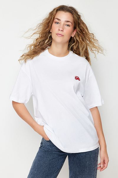 Trendyol Collection Bílé 100% bavlna Vyšívané Oversize/Wide Fit Pletené tričko s výstřihem TWOSS24TS00102