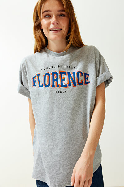 Trendyol Collection Šedé tričko Boyfriend s výstřihem – 100% bavlna, potištěné, uvolněný střih TWOSS22TS0994