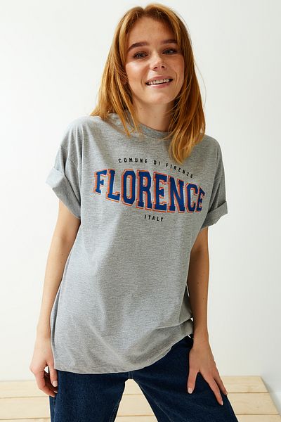 Trendyol Collection Šedé tričko Boyfriend s výstřihem – 100% bavlna, potištěné, uvolněný střih TWOSS22TS0994