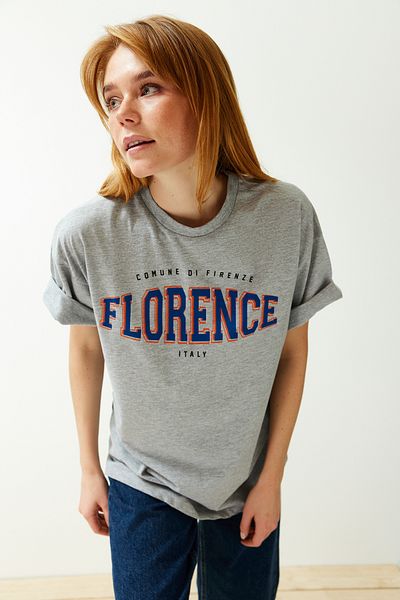 Trendyol Collection Šedé tričko Boyfriend s výstřihem – 100% bavlna, potištěné, uvolněný střih TWOSS22TS0994