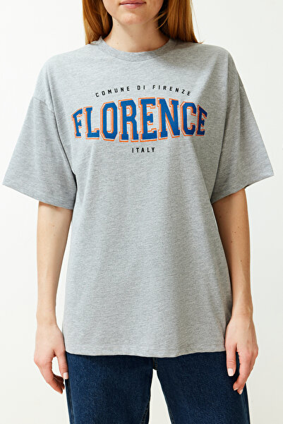 Trendyol Collection Šedé tričko Boyfriend s výstřihem – 100% bavlna, potištěné, uvolněný střih TWOSS22TS0994