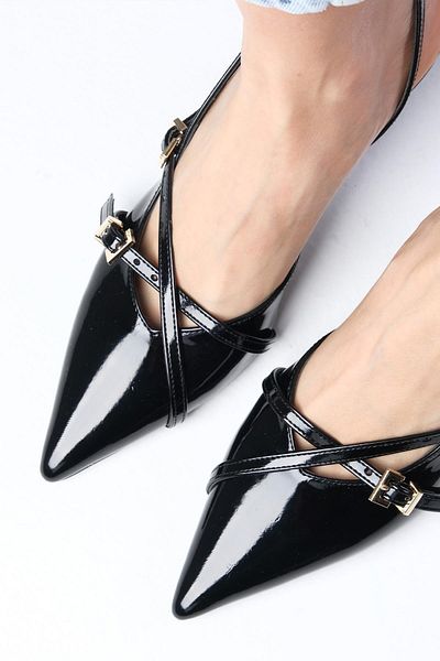 Mio Gusto Elita schwarze Lackleder-Schuhe mit spitzer Zehenpartie und Schnallenzubehör