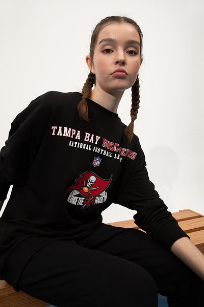 DeFacto Fit Nfl Tampa Bay Buccaneers Boxy Fit Crew Neck Sweatshirt Z5129az22au
