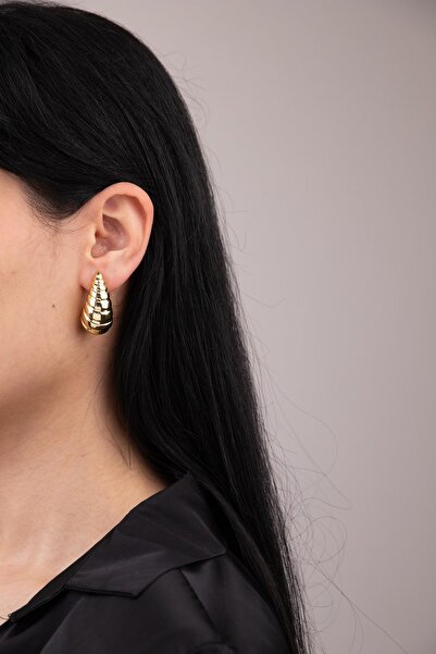 Sacha Accessories أقراط ذهبية منحنية على شكل قطرة مع تفاصيل القطع