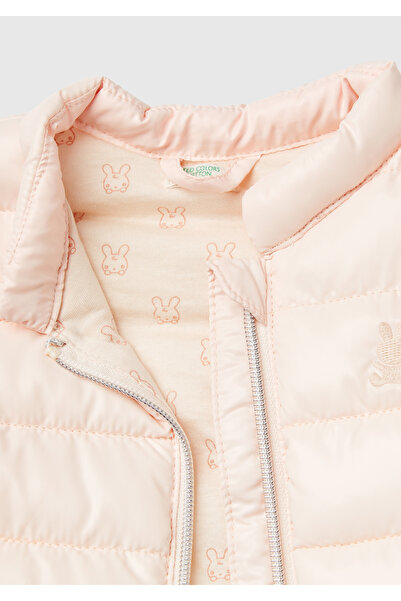 United Colors of Benetton Bebek Pudra Göğsü Tavşan Logosu İşlemli Fermuarlı İnce Puffer Yelek