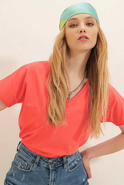Trend Alaçatı Stili Dámske základné tričko Coral s výstrihom do V ALC-1045-A