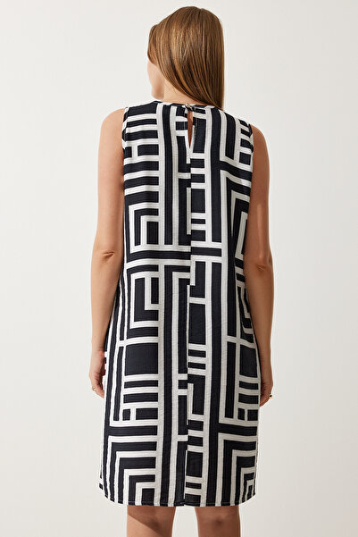 Happiness İstanbul Lebhaftes, weiß-schwarz gemustertes Sommerglockenkleid für Damen BV00053
