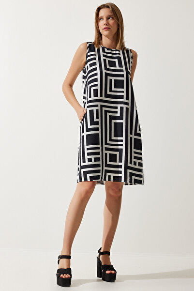Happiness İstanbul Lebhaftes, weiß-schwarz gemustertes Sommerglockenkleid für Damen BV00053