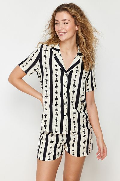 Trendyol Collection Černá-vícebarevná vzorovaná tkaná pyžamová souprava s viskózovými šortkami THMSS24PT00084