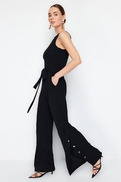 Trendyol Collection Schwarzer gewebter Maxi-Jumpsuit mit weitem Bein, Gürtel und Druckknopfverschluss TWOSS23TU00115